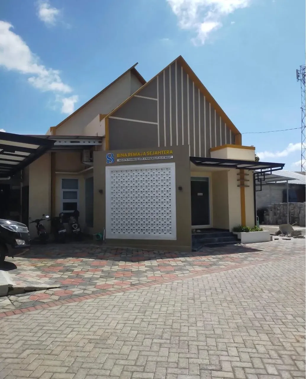 Kantor CV. Bina Remaja Sejahtera dengan halaman paving