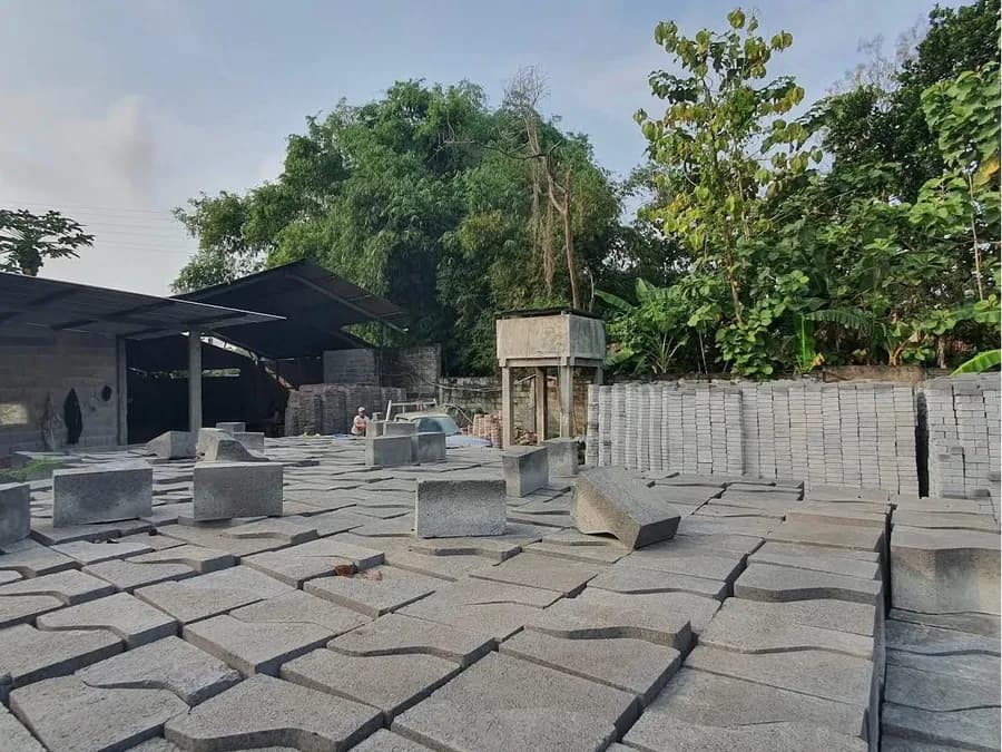 Area pengeringan paving di pabrik