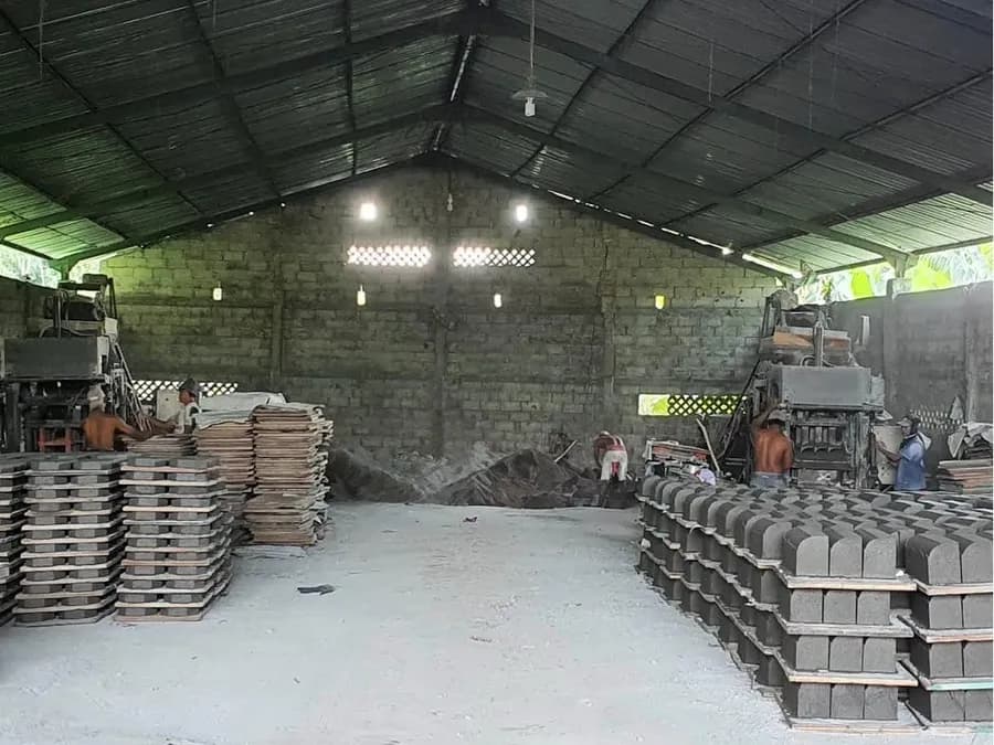 Proses produksi paving block di pabrik Madiun