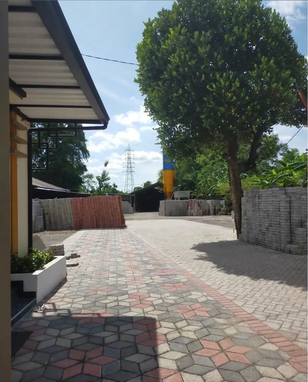 Halaman dengan paving motif 3D dan stok paving