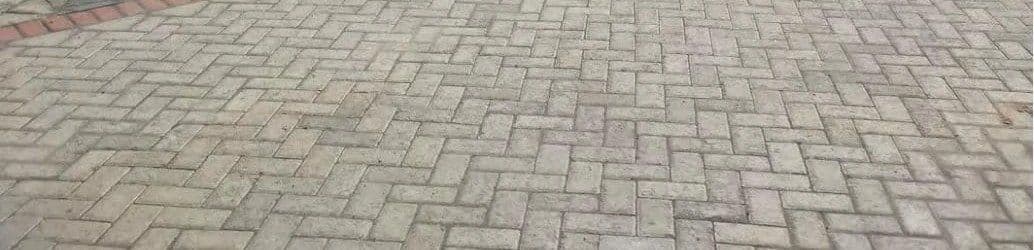 Paving bata Madiun terpasang pola anyaman