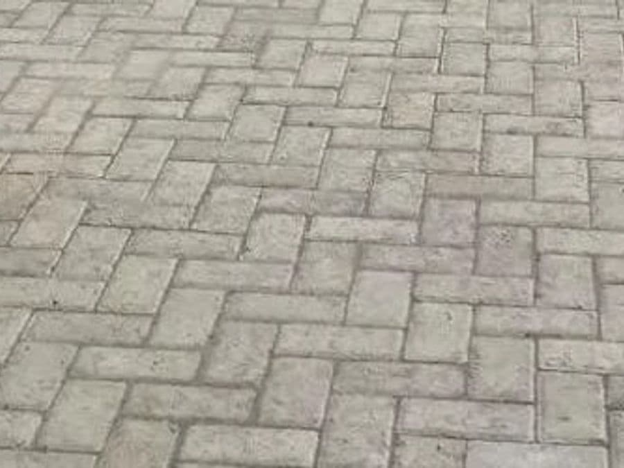 Paving bata Madiun terpasang pola anyaman